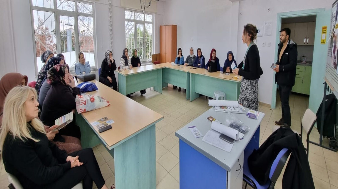Altınova İlçe Sağlık Müdürlüğü tarafından Altınova Halk Eğitim Merkezinde Sağlık Semineri düzenlendi.